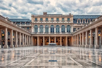 Zelfklevend Fotobehang Palais Royal binnenplaats in Parijs, Frankrijk © Stockbym