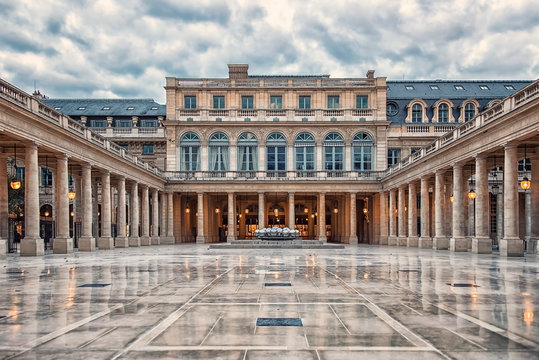 Фото дворец пале рояль в париже Palais Royal Paris Изображения: просматривайте стоковые фотографии, векторные из