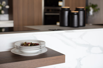 piatto di ceramica bianco in cucina 