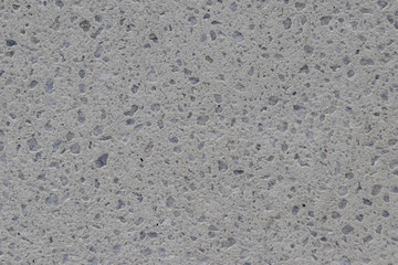 Mit kleinen Steinen schön gestaltete Fassadensteinplatte in Grautönen