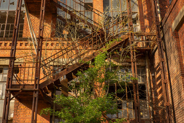 Alte verrostete Treppe an einer Backsteinfassade