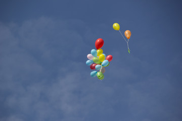 Fototapeta na wymiar flying Ballons in the blue sky