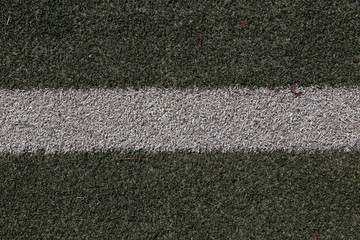 Nahaufnahme einer weissen line auf einem Fussball Kunstrasenplatz