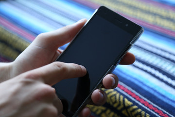 finger die auf ein smartphone tippen