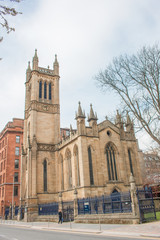 Fototapeta premium St David's Church and the entrance to Ramshorn Cemetery on Ingram Street Glasgow Scotland