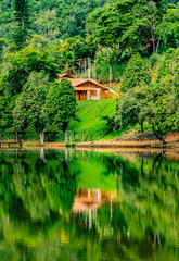 Obraz premium Reflexo da casa no lago