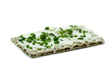 Vollkornknäckebrot mit Frischkäse und Schittlauch Kräutern