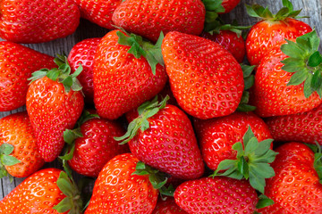 rote Erdbeere mit grauem hintergrund verstreut