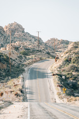 Heuvels en woestijnlandschap langs een weg in Pioneertown, Californië