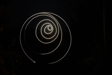 Spirale lumineuse dans la nuit
