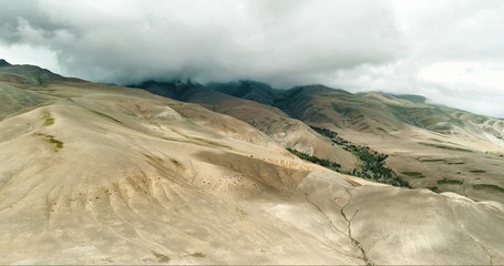 Mountain range and low storm clouds Связанные слова син. thunderstorm ·...