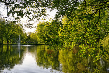Fototapeta na wymiar Teich im Kurpark Bad Aibling - mit Springbrunnen im Wasser
