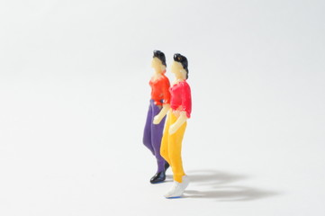 並んで歩く二人の女性