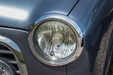 自動車のヘッドライト　Headlight of the car