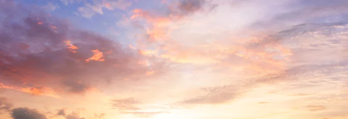 Fototapeten Hintergrund des bunten Himmelkonzepts: Dramatischer Sonnenuntergang mit Dämmerungsfarbenhimmel und -wolken © paul