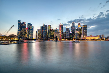 Singapur Skyline at sunset as longtime exposure with water reflections