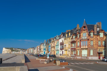 Obraz premium Mers-Les-Bains, France - 04 29 2019: Facades along the dike at sunset