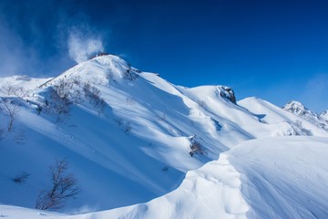 雪と風が舞う燕岳