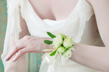How to make wrist corsage for bride using rose and eustoma flowers.