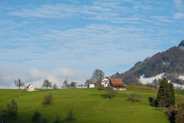 Fototapeta na wymiar ルツェルン湖クルーズ　秋の薄っすらと雪が積もった湖畔の風景（スイス）
