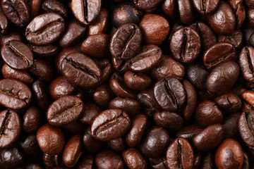 Naklejka premium Strong roasted coffee beans texture background.