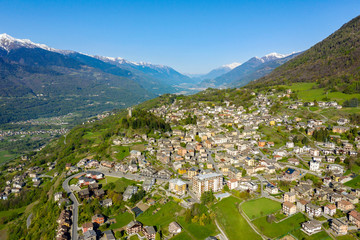 Fototapeta na wymiar Teglio - Valtellina (IT) - Vista aerea del paese