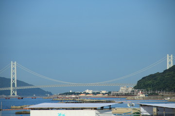 Fototapeta premium 神戸・須磨海水浴場から明石海峡大橋を望む