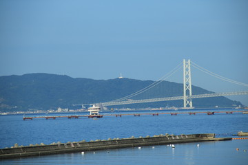 神戸・須磨海水浴場より明石海峡大橋と海釣り公園
