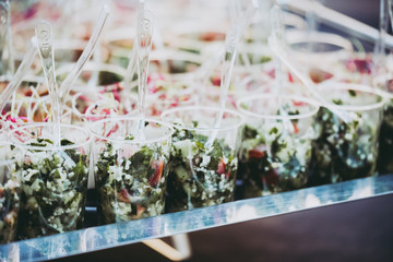 Buffet d'assortiment de verrines, cocktail pour mariage	