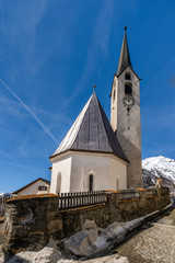Fototapeta na wymiar Kirche, Guarda, historisches Bergdorf, Engadin, Schweiz
