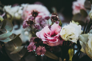 Fleurs roses dans un bouquet de mariée