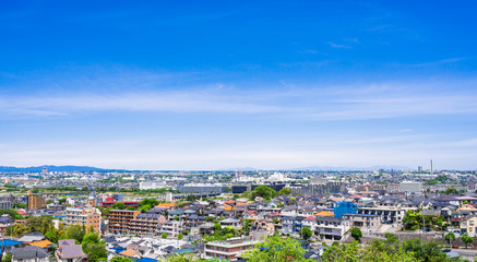 青空が広がる住宅街