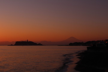 Fototapeta na wymiar 日没後の江ノ島と富士山