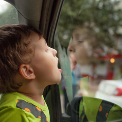 The child sits in the car alone