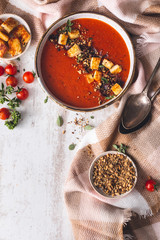 Soupe froide de Tomates ou Gaspacho, Poivron Rouge, Fromage Halloumi et épices Dukkah