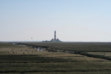 Der Leuchtturm Westerheversand auf der Halbinsel Eiderstedt im Gegenlicht