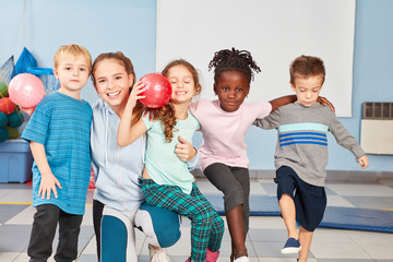 Gruppe Kinder im internationalen Kindergarten