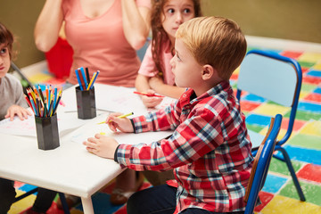 Gruppe Kinder im Zeichenkurs im Kindergarten