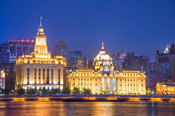 Fototapeta na wymiar The bund of Shanghai huangpu river of tall buildings in the evening.