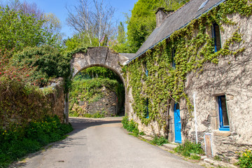 Rochefort-en-terre. Vieille maison et porche d'entrée en  granit. Morbihan. Bretagne