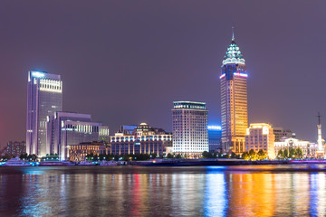 Obraz premium The bund of Shanghai huangpu river of tall buildings in the evening.