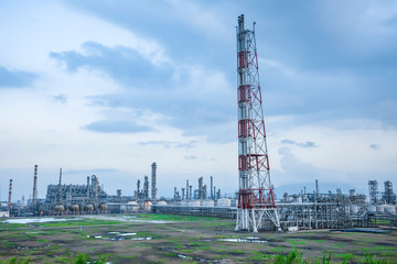 Obraz premium Refinery plant under the background of blue sky white clouds