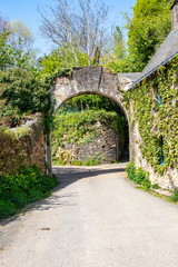 Fototapeta na wymiar Rochefort-en-terre. Vieille maison et porche d'entrée en granit. Morbihan. Bretagne