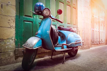 Foto op Aluminium Vintage scooter staat in een steegje. Nabewerking in vintage stijl © NUTTANART