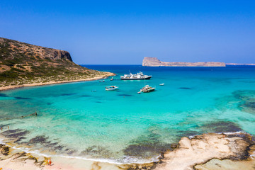 Obraz premium Widok z lotu ptaka plaży Balos w pobliżu wyspy Gramvousa na Krecie. Magiczny turkus wody, laguny, plaża Balos z czystego białego piasku. Balos zatoka w Crete wyspie, Grecja.