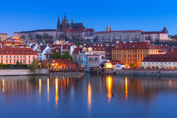 Fototapeta premium Beautiful old town and the castle in Prague at night, Czech Republic