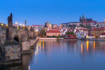 Fototapeta na wymiar Beautiful Charles bridge and the castle in Prague at night, Czech Republic