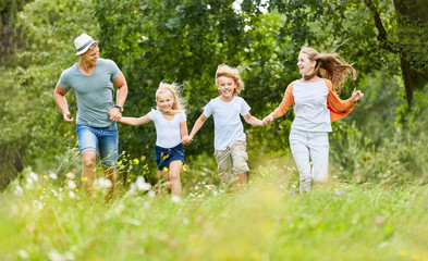 Familie und Kinder laufen in der Natur