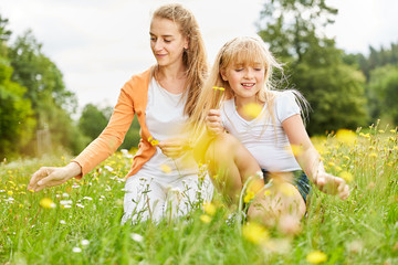 Mutter und Tochter pflücken Blumen