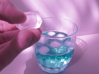 Add ice to a glass beaker. Ice and drink in the glass.